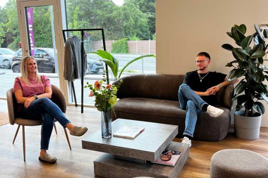 Kunder-hos-The-Look-sidder-og-venter-i-loungen